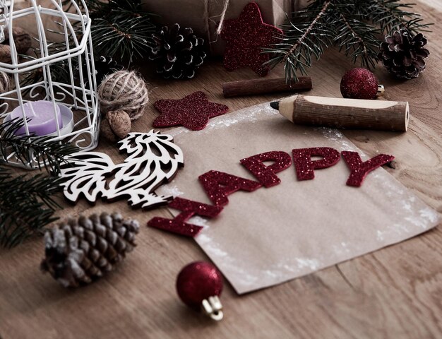 Tarjeta de Navidad en blanco sobre fondo de madera el concepto de la ce