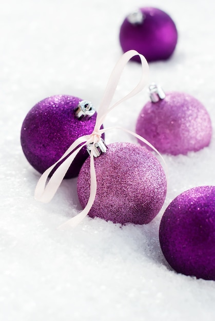 Tarjeta de Navidad con bolas de violeta y cinta