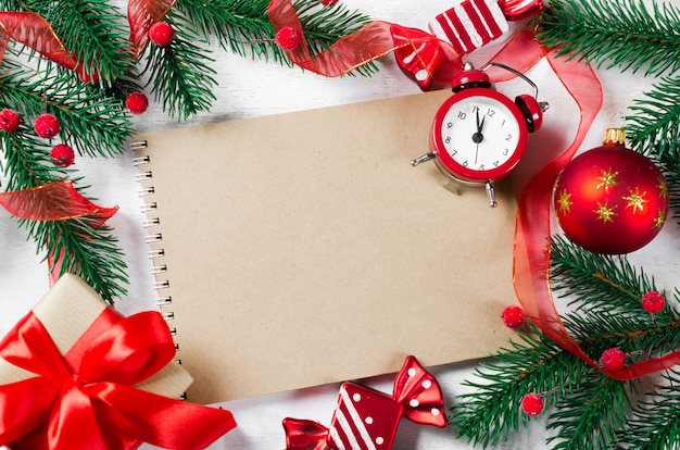 Tarjeta de Navidad con el cuaderno y el reloj vacíos.