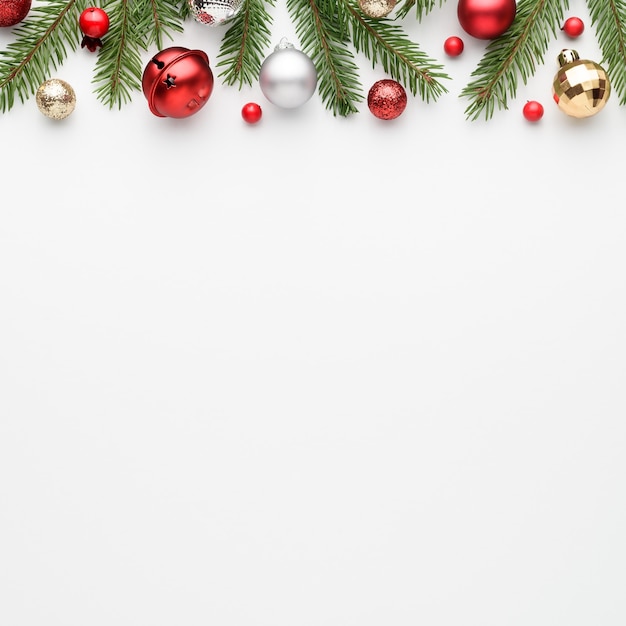 Tarjeta de Navidad cuadrada con adornos de abeto sobre fondo blanco. Borde festivo con espacio de copia de texto publicitario. Vista superior, endecha plana