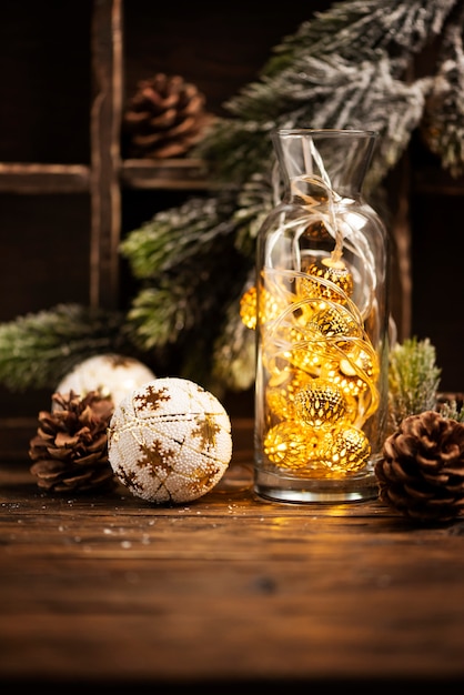 Tarjeta de Navidad con luz navideña y árbol, enfoque selectivo
