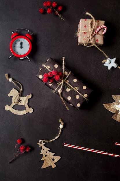 Tarjeta de navidad con muchos regalos artesanales sobre fondo oscuro
