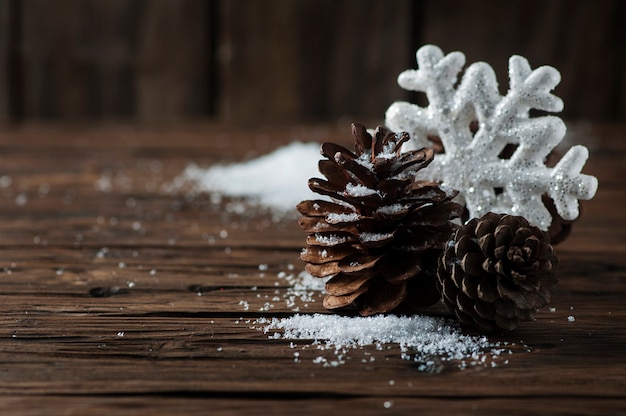 Tarjeta de navidad con nieve y bolas