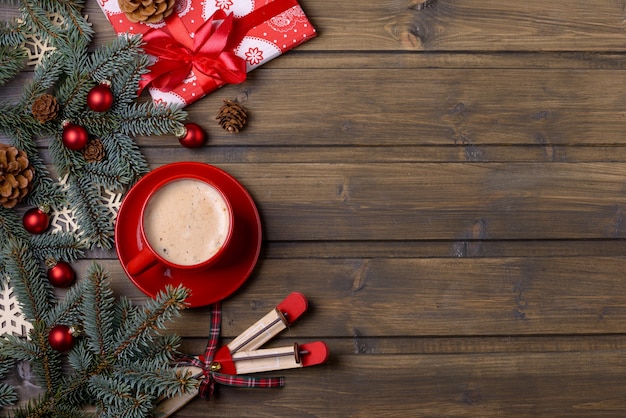 Tarjeta de Navidad o año nuevo Caja de regalo roja y café con abeto