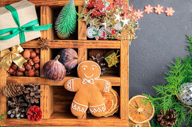 Tarjeta de navidad pan de jengibre año nuevo pasteles caseros postre dulce comida rústica de fondo