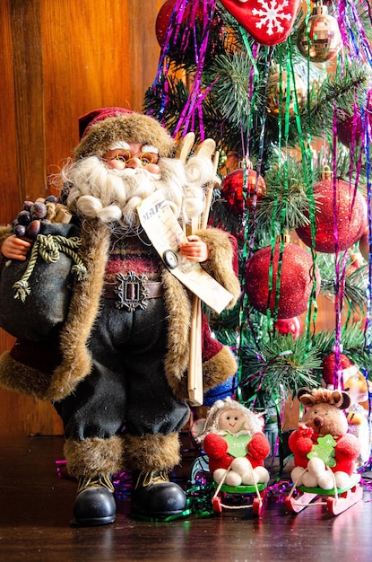 Tarjeta de Navidad. Papá Noel en el fondo de un árbol de Navidad decorado.