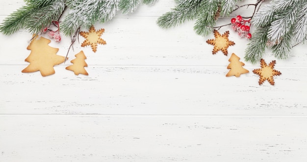 Tarjeta navideña con árbol y galletas de jengibre