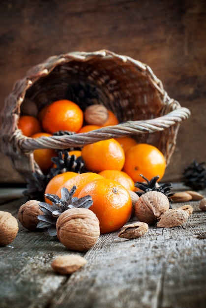 Tarjeta navideña con cesta, comida. Tradición rusa.