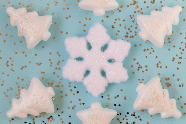 Tarjeta navideña con copos de nieve y árboles de Navidad