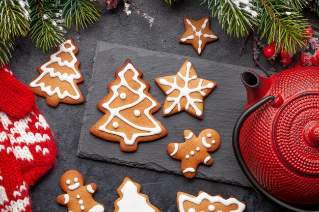 Tarjeta navideña con té y galletas de jengibre