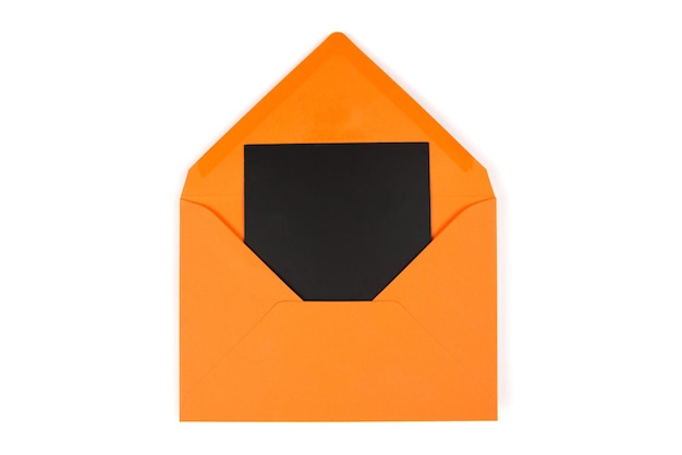 Foto tarjeta negra en un sobre de papel naranja