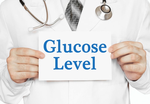 Tarjeta de nivel de glucosa en manos del médico