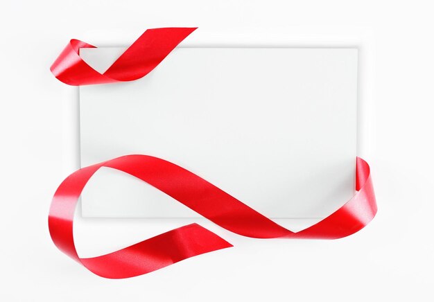 Foto tarjeta de notas con cinta roja sobre fondo blanco