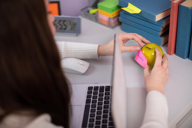 Foto una tarjeta con la palabra manzana se utilizará para enseñar inglés