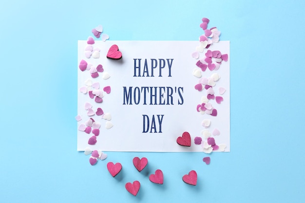 Tarjeta con las palabras Día de la Madre y decoración en fondo de color