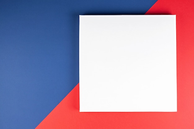 Tarjeta en papel azul, blanco y rojo.