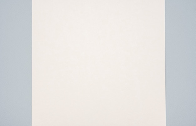 Tarjeta de papel cuadrada con sombra sobre una mesa de color neutro. diseño minimalista