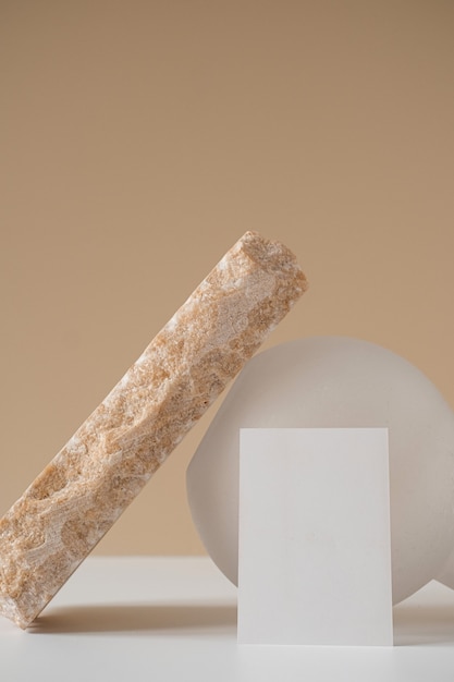 Tarjeta de papel de espacio de copia en blanco, hermosa piedra de mármol rosa contra la pared beige pastel