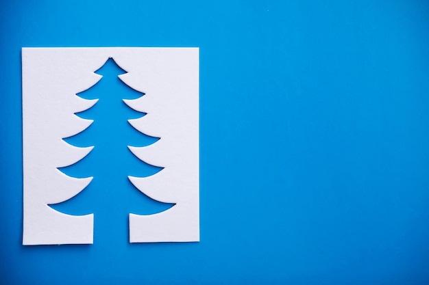 Tarjeta de papercraft de diseño de corte de papel de árbol de Navidad