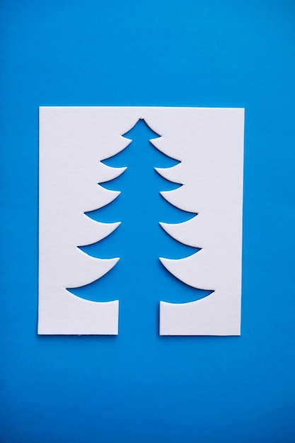 Foto tarjeta de papercraft de diseño de corte de papel de árbol de navidad