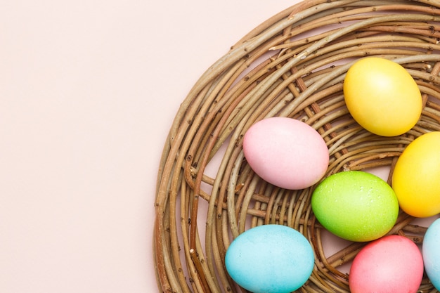 Tarjeta de Pascua feliz con huevos de Pascua en colores crema.