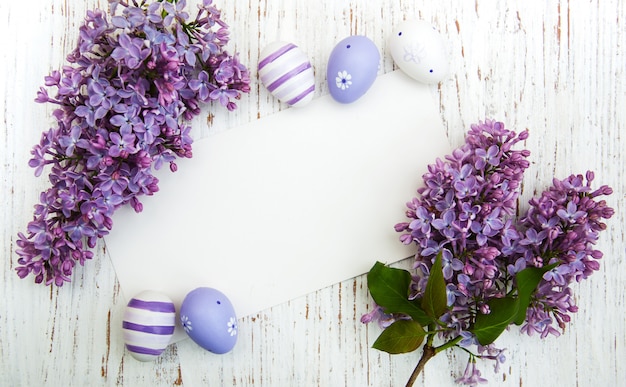 Tarjeta de Pascua con fondo de flores lilas