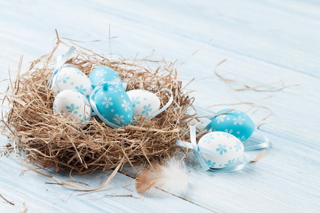 Tarjeta de Pascua con huevos en nido