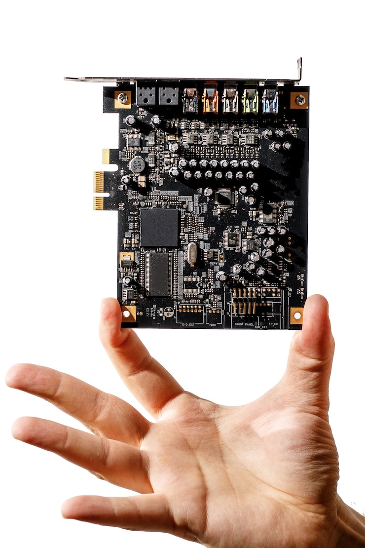 Foto tarjeta pci express para computadora en mano, chip de audio 7.1