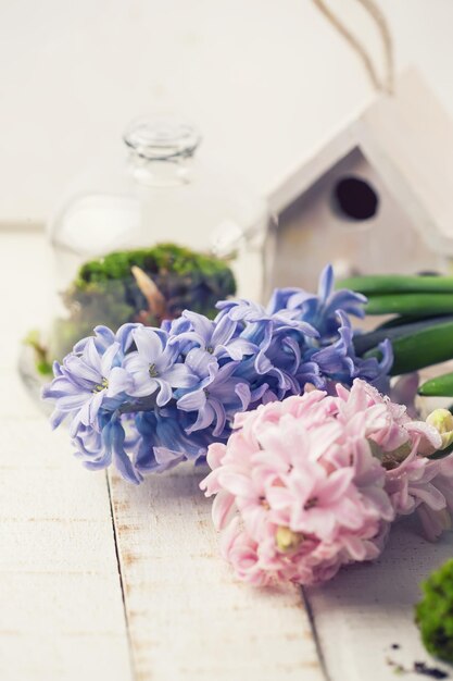 Tarjeta postal con flores frescas sobre fondo de madera Concepto de primavera Foco selectivo