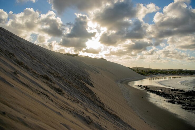 tarjeta postal de la playa al atardecer con una duna de arena Genipabu Natal Brasil