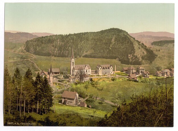 una tarjeta postal vintage de una iglesia con una iglesia en el fondo