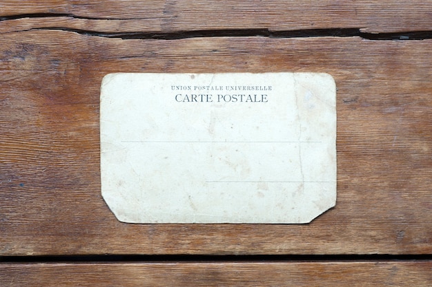 Tarjeta postal vintage sobre la mesa de madera desgastada