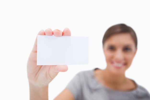 Foto tarjeta de presentación en blanco presentada por mujer