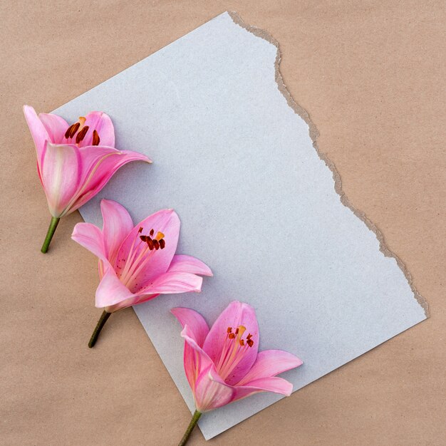 Tarjeta con un ramo de lirios rosas con espacio de copia para el diseño