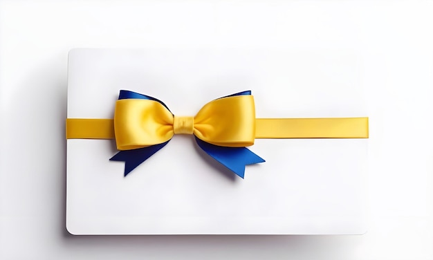 Tarjeta de regalo blanca en blanco con arco de cinta azul aislado en el fondo con sombra minimalista conceptual