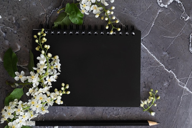 Foto tarjeta de regalo con flores sobre un fondo oscuro