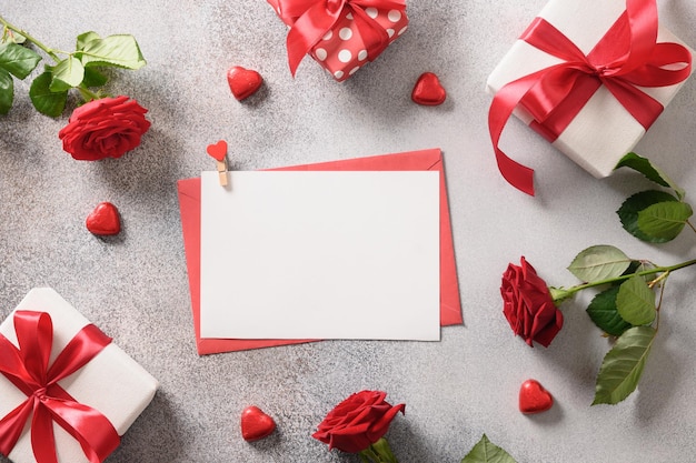 Tarjeta de San Valentín con rosas de regalo de galletas de café y carta de amor