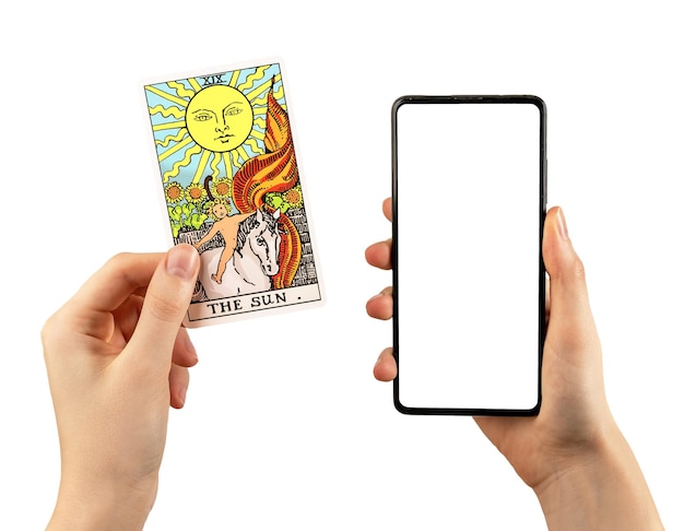 Tarjeta de tarot y teléfono móvil con maqueta de pantalla en blanco para promoción de aplicaciones de adivinación aislado en blanco