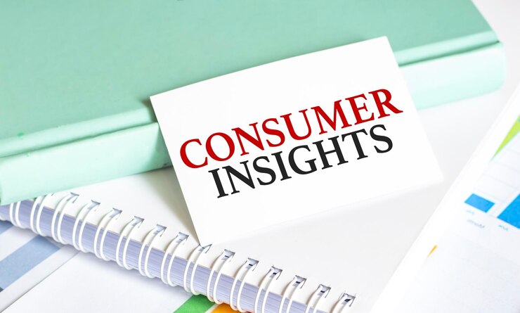 Tarjeta con texto Consumer insights en gráficos y blocs de notas
