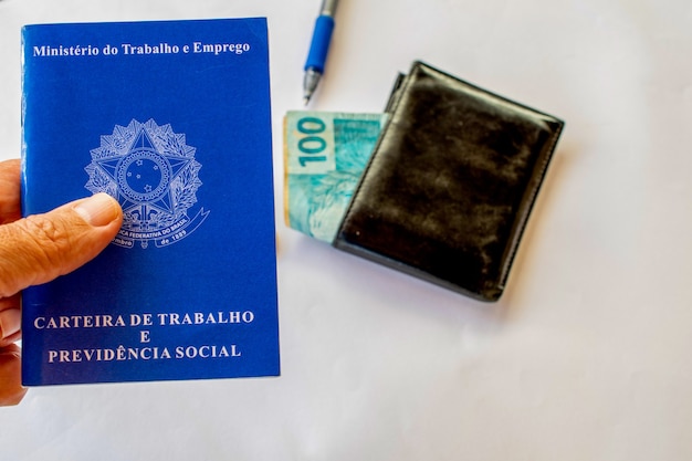 Foto tarjeta de trabajo brasileño y fondo de dinero brasileño borroso