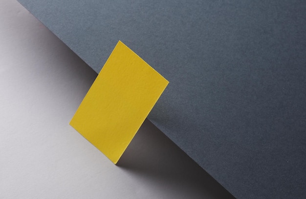 Tarjeta de visita en blanco amarilla sobre fondo negro y gris Diseño creativo Composición minimalismo