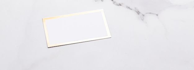 Tarjeta de visita elegante o maqueta de invitación en papel de fondo de mármol y marca de papelería