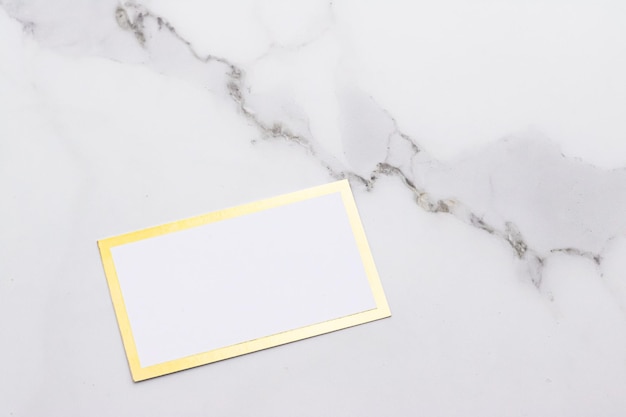 Tarjeta de visita elegante o maqueta de invitación en papel de fondo de mármol y marca de papelería