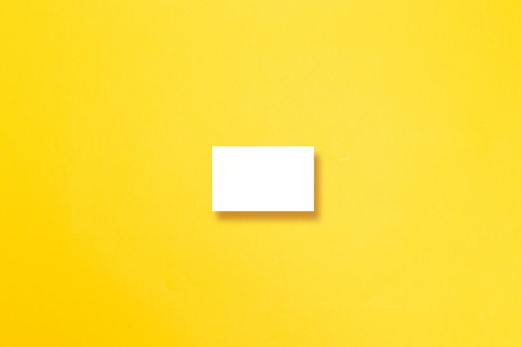 Foto tarjeta de visita horizontal en el fondo amarillo de la textura.