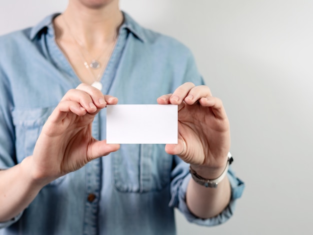 Foto tarjeta de visita de mujer espera