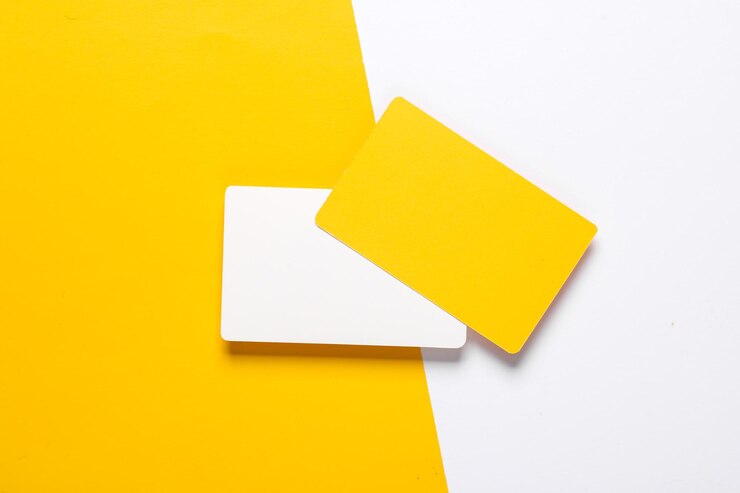 Foto tarjetas bancarias de plástico blancas blancas y amarillas sobre un fondo de color
