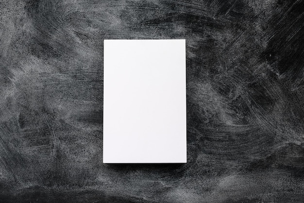 Tarjetas blancas en blanco sobre un fondo negrovista superior Diseño en blanco para la etiqueta