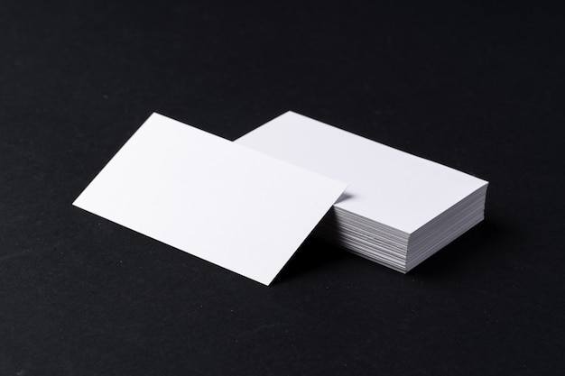 Tarjetas blancas en blanco sobre negro oscuro