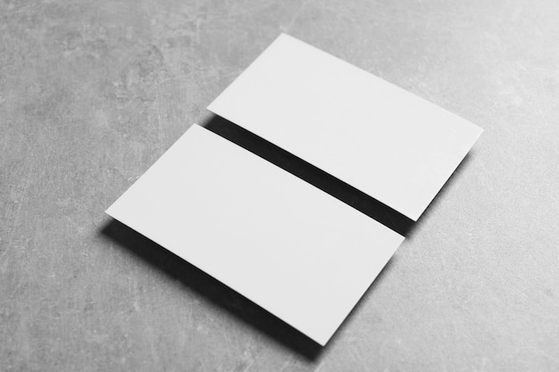 Tarjetas en blanco sobre fondo gris