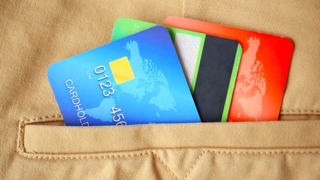 Foto tarjetas de crédito en el bolsillo del pantalón